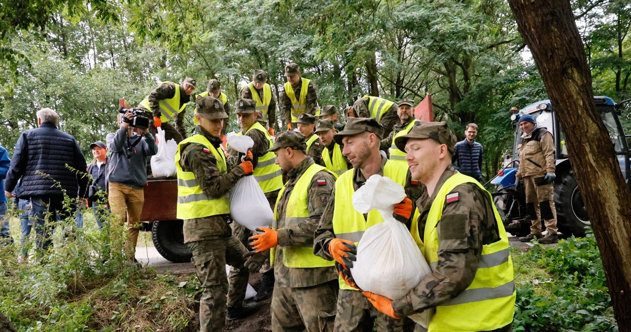 W Kłodzku woda przedarła się przez wał. RCB ostrzega: Przed nami trudna noc [RELACJA]