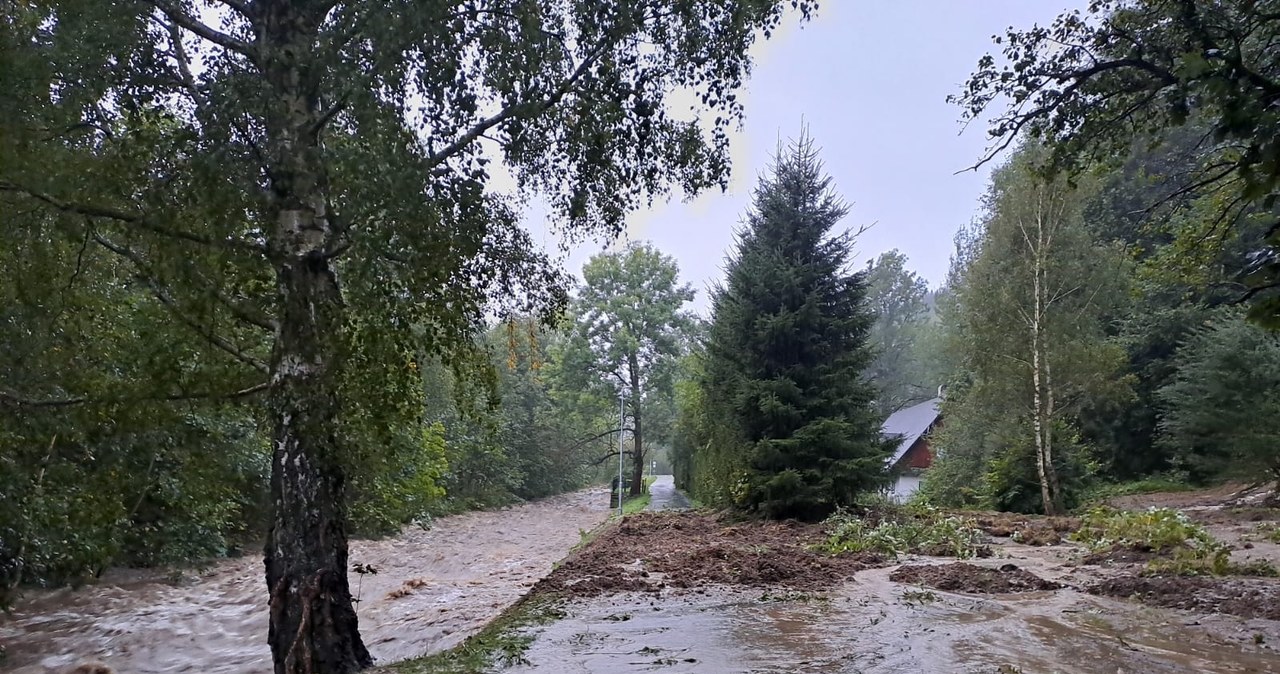 Rwąca rzeka porwała auto z trzema osobami, trwają poszukiwania