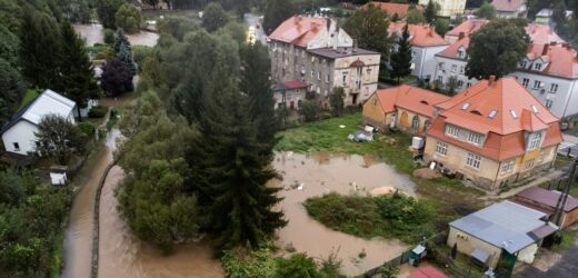 Wzbierają rzeki na Śląsku, niespokojna noc w Kłodzku