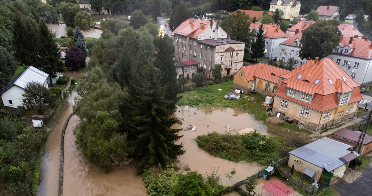 Wzbierają rzeki na Śląsku, niespokojna noc w Kłodzku