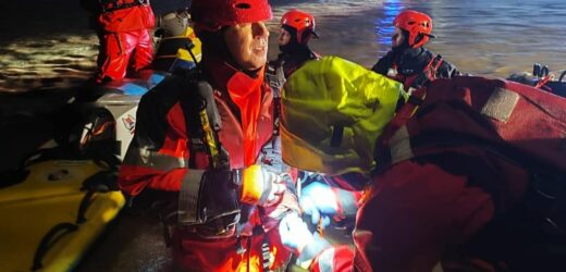 ​Rodzice, dzieci i psy w aucie otoczonym wodą. Trudna akcja WOPR