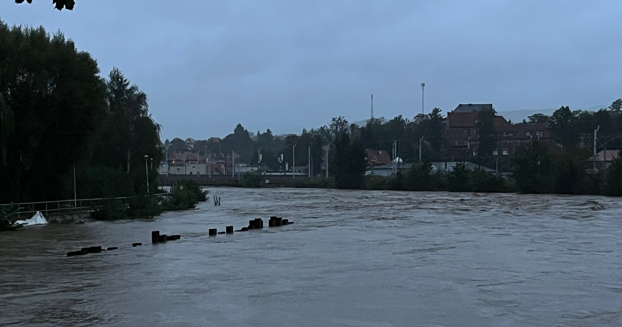 Kłodzko pod wodą, syreny alarmowe w Głuchołazach, jest pierwsza ofiara śmiertelna powodzi w Polsce [RELACJA NA ŻYWO]