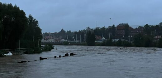 Kłodzko pod wodą, syreny alarmowe w Głuchołazach, trudna sytuacja na Śląsku. Powódź w Polsce [RELACJA]