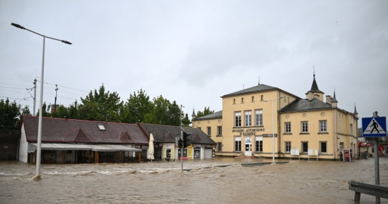 Instrukcja MSWiA, jak wzywać pomocy podczas powodzi