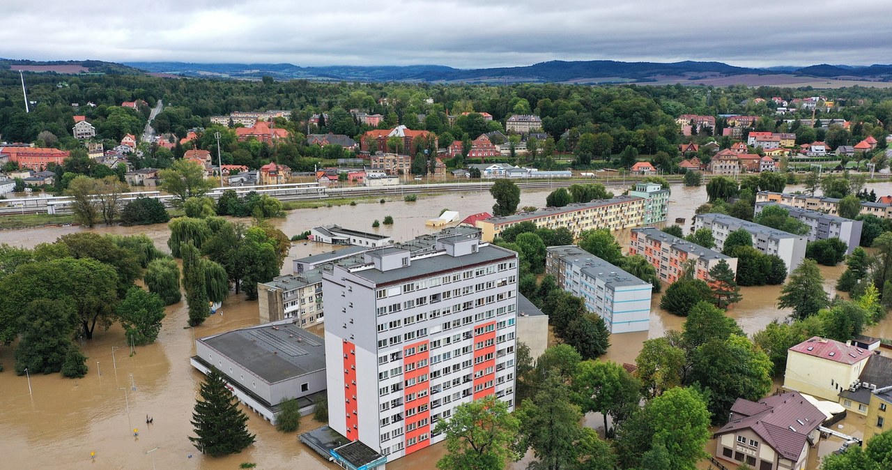 Polska walczy z powodzią. Burmistrz Nysy zaleca ewakuację, Prudnik bez prądu i zasięgu [RELACJA NA ŻYWO]