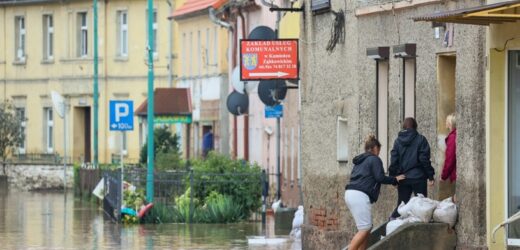 Jak przetrwać falę powodziową? Niezbędne porady i miejsca, gdzie uzyskasz pomoc