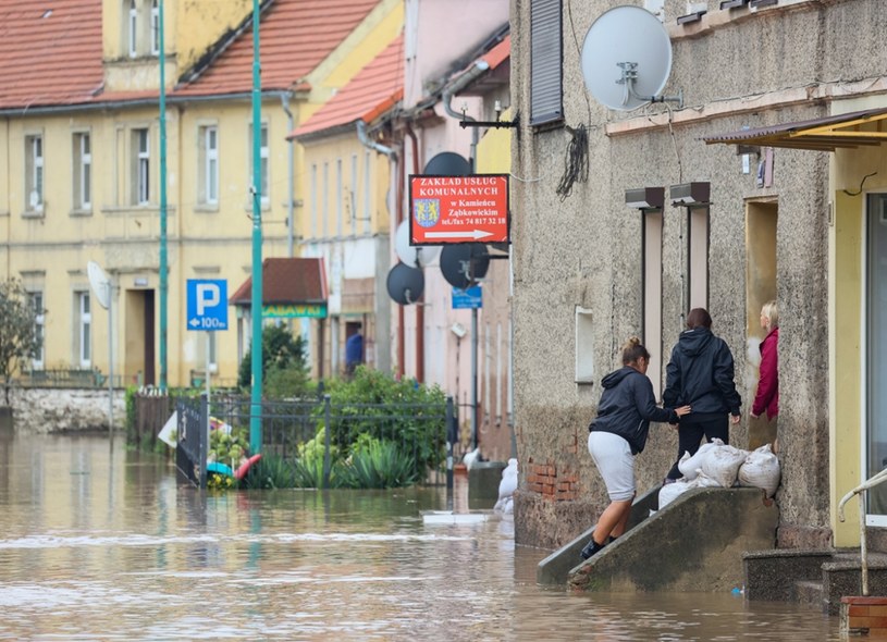 Jak przetrwać falę powodziową? Niezbędne porady i miejsca, gdzie uzyskasz pomoc