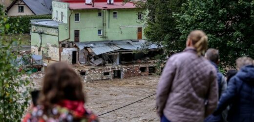 Nie potrafią ujarzmić ciekawości. Turystyka powodziowa utrudnia pracę ratowników
