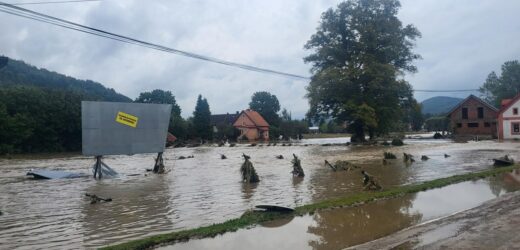 Żelazno w powiecie kłodzkim. Ewakuacja mieszkańców drogą powietrzną