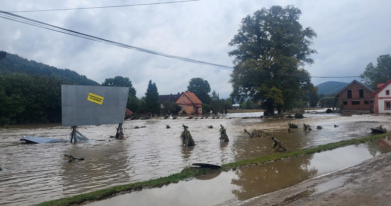 Żelazno w powiecie kłodzkim. Ewakuacja mieszkańców drogą powietrzną