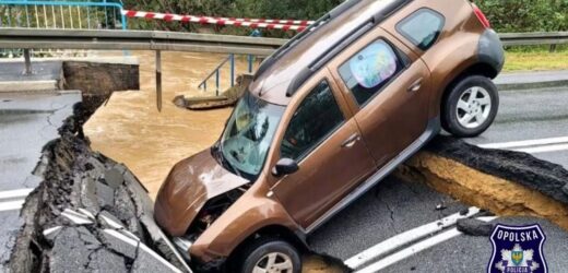 Auto wpadło do wyrwy w drodze. Kierowca zignorował sygnał policji