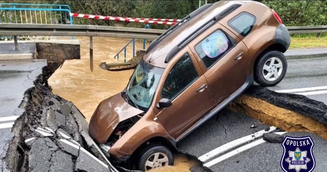 Auto wpadło do wyrwy w drodze. Kierowca zignorował sygnał policji