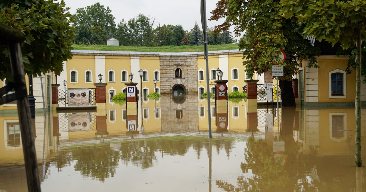 „Rozważamy każdy, nawet najgorszy wariant”. Około tysiąca mundurowych walczy o Nysę