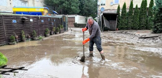 Ulice pokryte śmierdzącym szlamem. Wielkie sprzątanie w Kłodzku