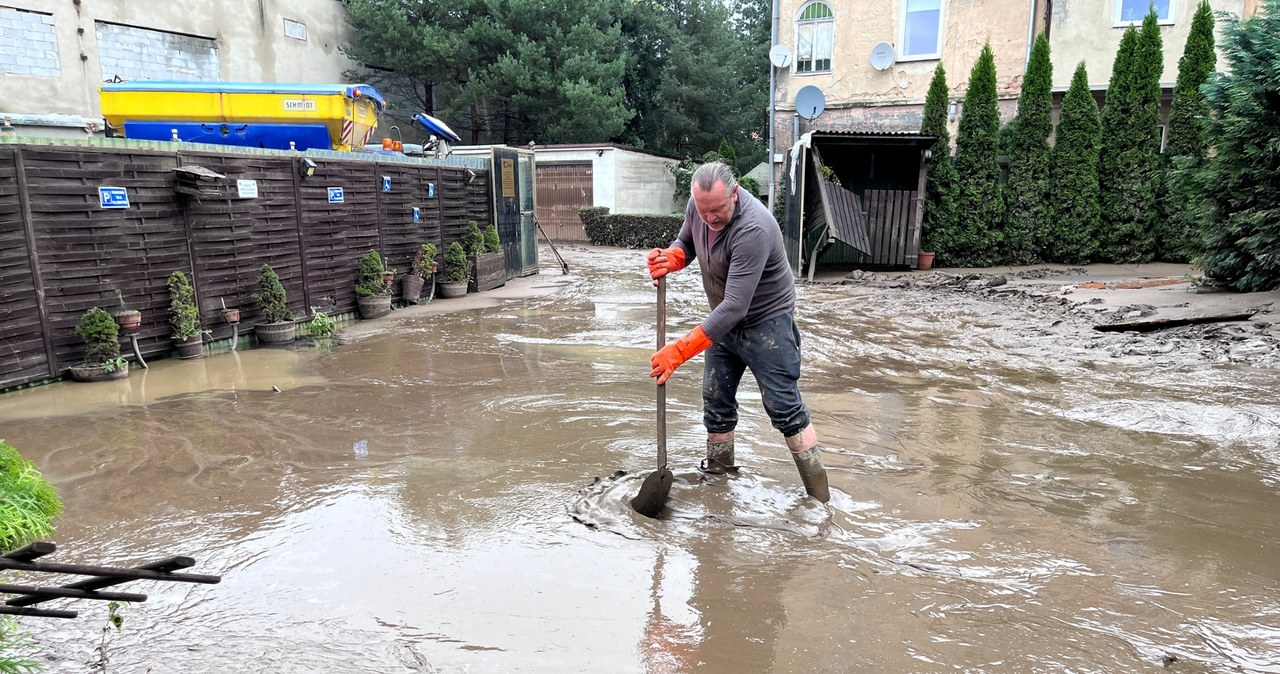 Ulice pokryte śmierdzącym szlamem. Wielkie sprzątanie w Kłodzku