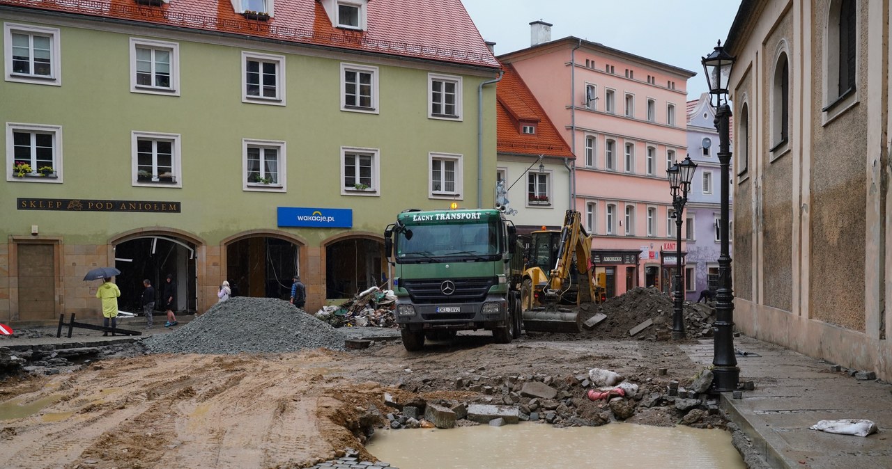 Szabrownicy na podtopionych terenach. „Noc nie będzie już waszym sprzymierzeńcem”