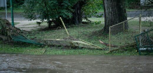 Ktoś przekopał wał koparką w Jeleniej Górze. Jest śledztwo