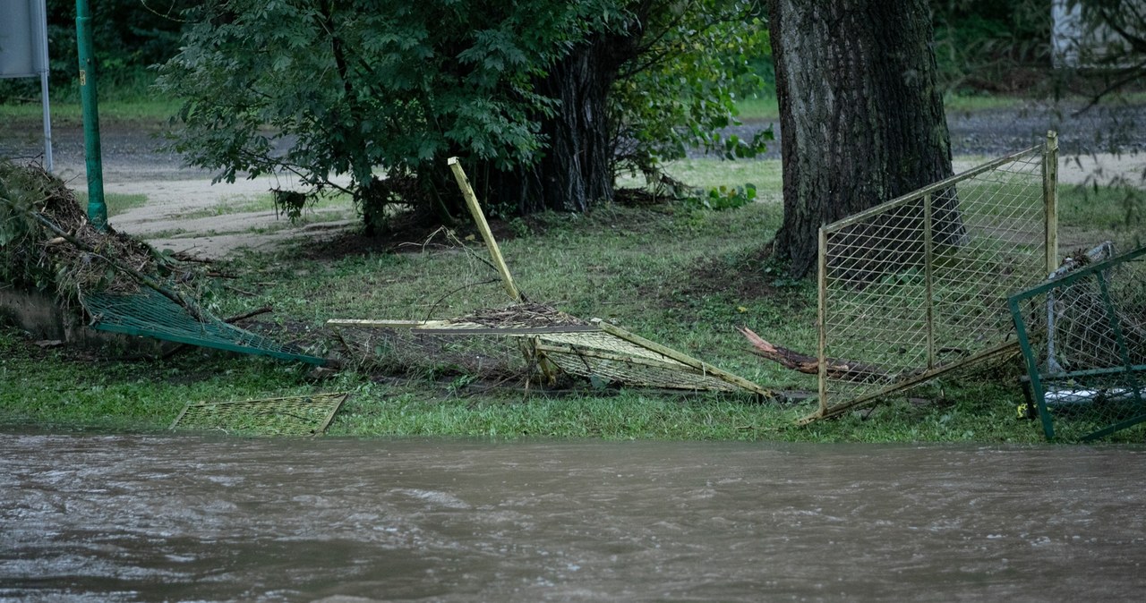 Ktoś przekopał wał koparką w Jeleniej Górze. Jest śledztwo