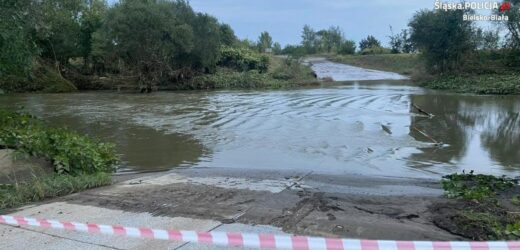 Nurt rzeki porwał auto. Kierowca wydostał się w ostatniej chwili