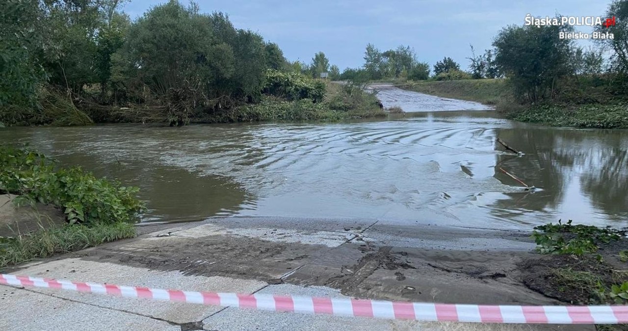 Nurt rzeki porwał auto. Kierowca wydostał się w ostatniej chwili