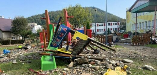 Zalane szkoły, nauka zdalna niemożliwa. Uczniowie pojadą nad morze?
