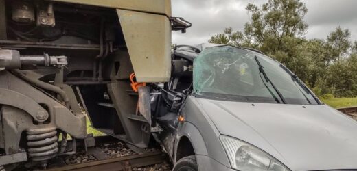 Zgasł mu silnik na przejeździe, pociąg uderzył w auto [FILM]