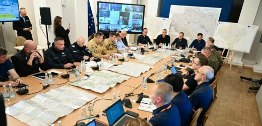 „Straty liczone w miliardach”. Tusk mówił o skutkach powodzi