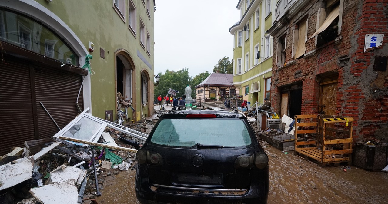 „Pukają do mieszkań, gdy zapada zmrok”. Szabrownicy plądrują zniszczone przez powódź miejscowości