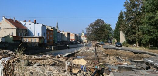Warszawa w geście solidarności z powodzianami przekaże im miliony złotych