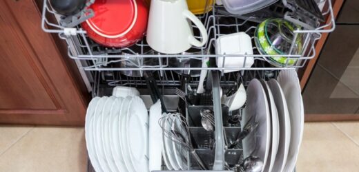 Prosty błąd i kosztowne szkody. Tych akcesoriów kuchennych nigdy nie wkładaj do zmywarki