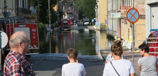 Jak poradzić sobie z traumą po powodzi? Rozmowa z psychoterapeutką