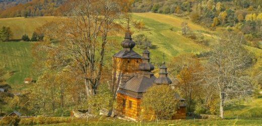 To jedna z najpiękniejszych wsi w Małopolsce. Zamieszkuje ją zaledwie 40 osób
