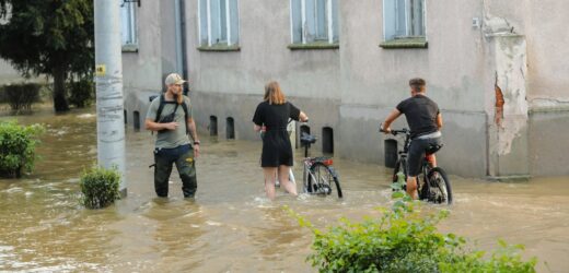 Jak pomóc powodzianom, by nie narobić sobie problemów? Skarbówka wyjaśnia
