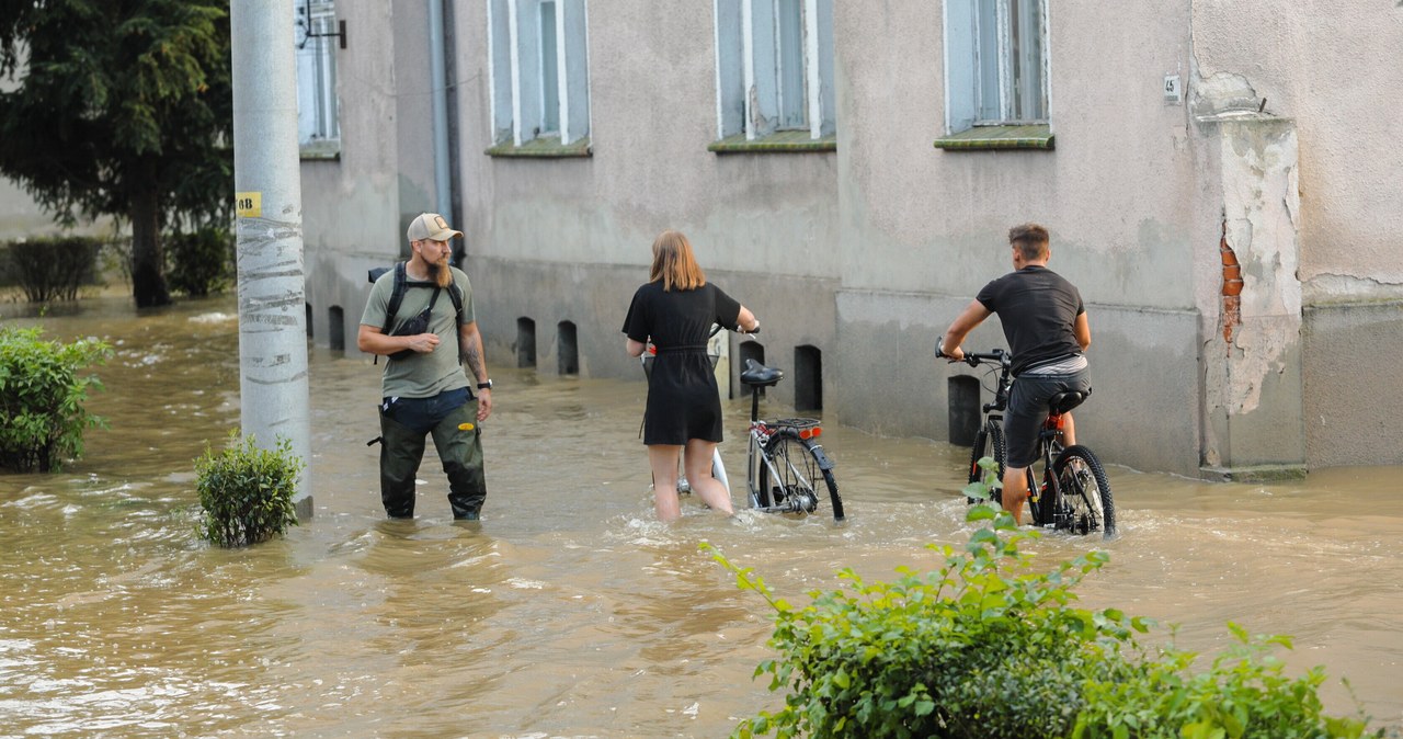 Jak pomóc powodzianom, by nie narobić sobie problemów? Skarbówka wyjaśnia