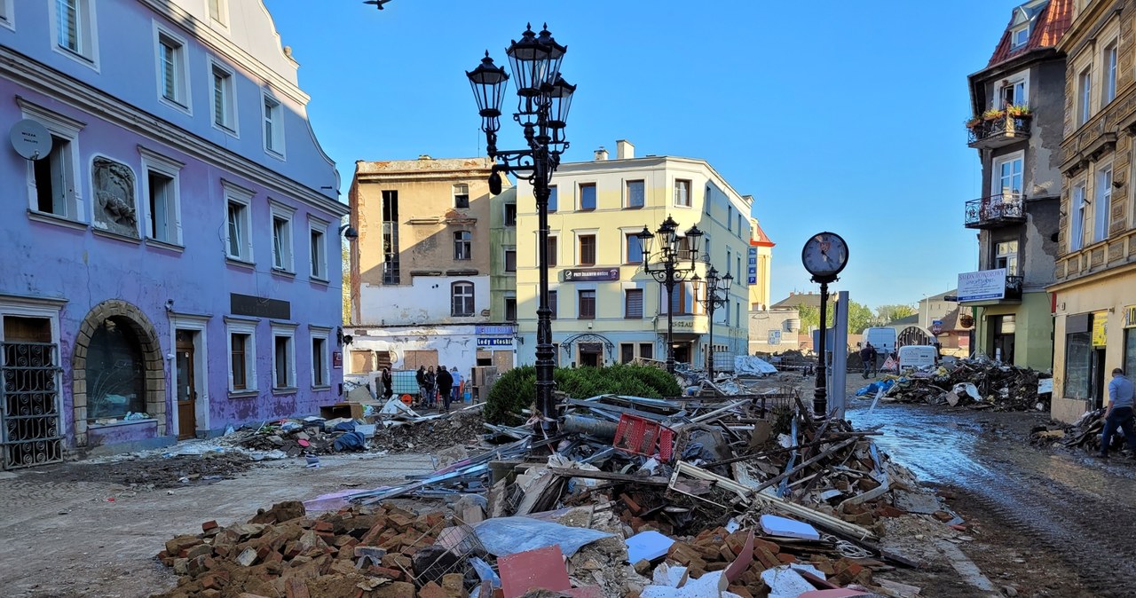 Błoto, piach i śmieci. Trwa wielkie sprzątanie Kłodzka