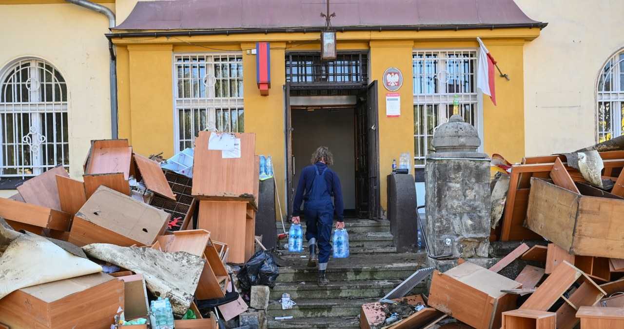 Chcesz pomóc powodzianom? Pamiętaj o tych zasadach, by uniknąć chaosu