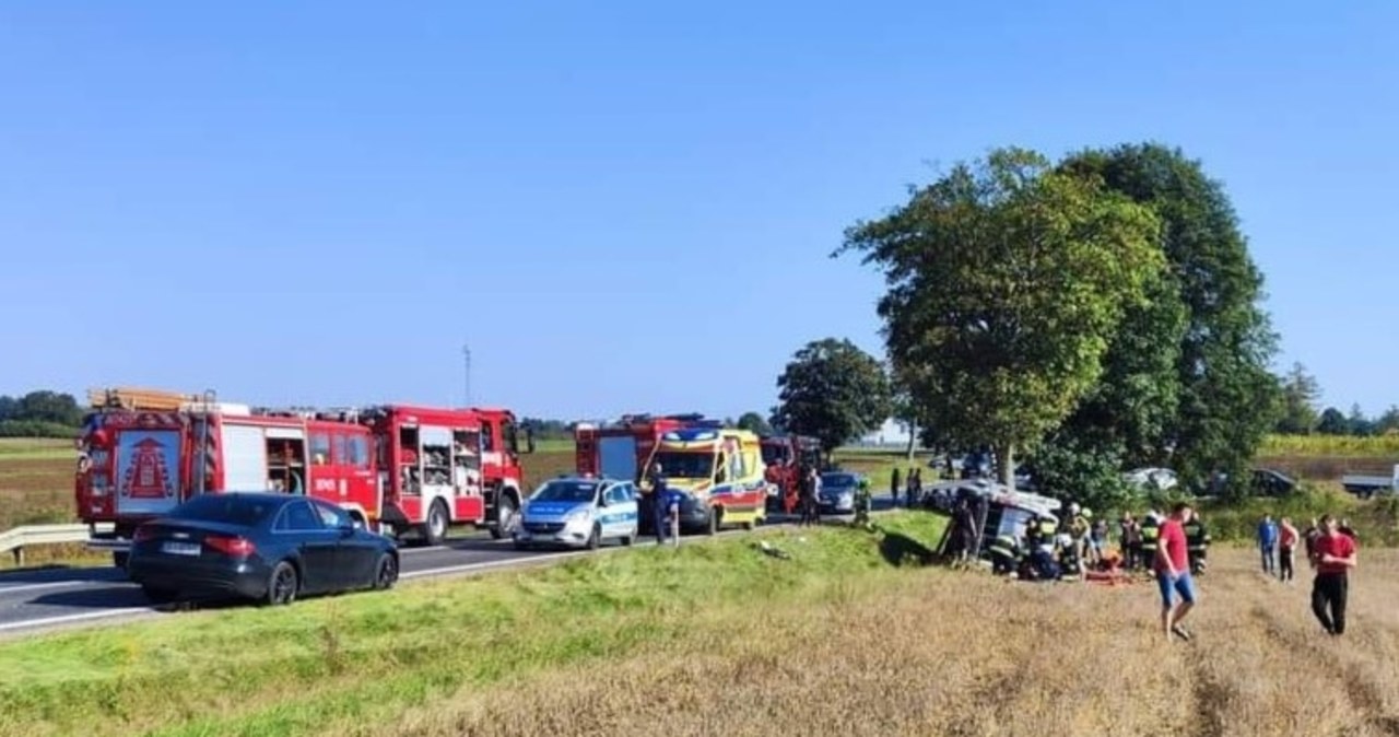 Jedna osoba nie żyje, kilkanaście rannych. Tragiczny wypadek busa w Świętokrzyskiem