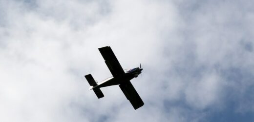 Awionetka spadła na samochody. Groźny incydent w Łomży
