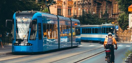 Bezpłatna komunikacja miejska w Krakowie i Tarnowie. Pociągi regionalne za złotówkę