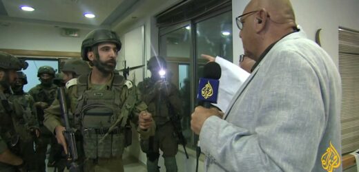 Izraelscy żołnierze w biurze Al-Dżaziry w Ramallah. Telewizja wydała oświadczenie
