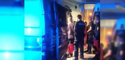 Z zalanej drogi do szpitala. Policja eskortowała rodzącą kobietę