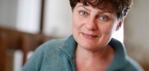 Kobiety po 50. powinny zacząć od tego mycie głowy. Zdrowe włosy to niejedyny efekt