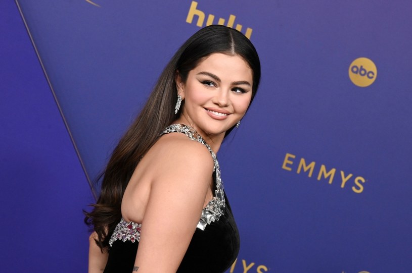 Selena Gomez w jesiennym płaszczu – trend, który pokocha każda kobieta!