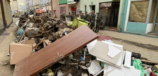 Głuchołazy sprzątają po powodzi. Krajobraz jak po bitwie