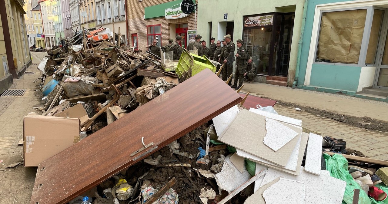 Głuchołazy sprzątają po powodzi. Krajobraz jak po bitwie