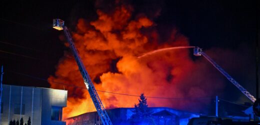 Pożar magazynu farb w Kielcach. Zawalił się dach hali