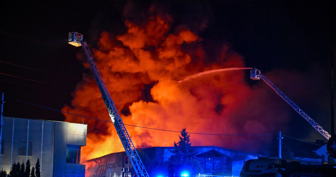 Pożar magazynu farb w Kielcach. Zawalił się dach hali