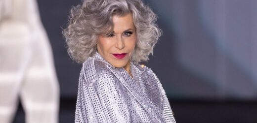 Wszyscy patrzyli tylko na nią! 86-letnia Jane Fonda olśniła na Paris Fashion Week