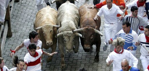 Gonitwa byków w Hiszpanii. Jedna osoba nie żyje, trzy są ranne [NAGRANIE]