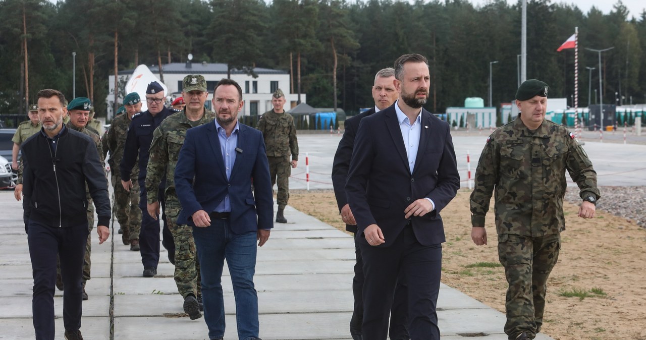 Szturm na granicę polsko-białoruską. Szef MON: Sytuacja jest poważna